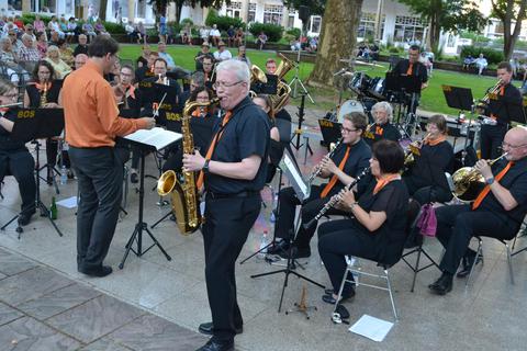 Konzert im Kurpark mit dem Blasorchester Staudernheim. Toll war das legendäre Saxofon-Solo aus „Yakety Sax“, mit dem Mathias Memmler begeisterte. Foto: Heidi Sturm