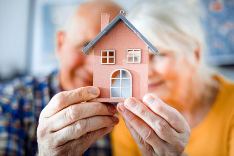 Wie das eigene Haus im Alter zu Geld machen, ohne es gleich zu verkaufen? Diese Frage stellen sich immer mehr Eigenheim-Besitzer. Foto: AdobeStock
