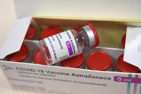 Inzwischen haben auch die ersten Dosen des AstraZeneca-Impfstoffs den Landkreis erreicht. In der vergangenen Woche wurde im Impfzentrum erstmals der Parallelbetrieb auf zwei Impfstraßen mit verschiedenen Vakzinen getestet. Foto: Alain Jocard/AFP/dpa