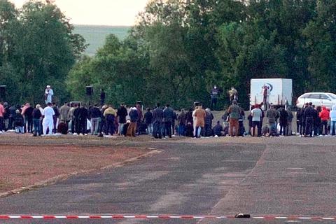 Rund 400 Muslime versammelten sich am Sonntagmorgen auf der Pfingstwiese zum gemeinsamen Gebet. Foto: VRM 