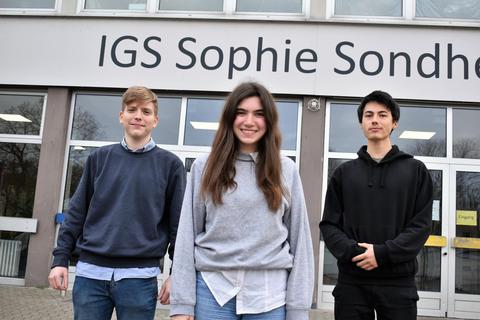 Raphael Baumgarten, Lea Lamb und Luka Keller (von li.) haben an der IGS Sophie Sondhelm die Initiative für die Spende ergriffen. Foto: Nathalie Doleschel