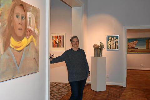 Annette Thiergarten, Vorsitzende der Künstlergruppe Nahe, führt in die besondere Ausstellung ein. Eröffnet wird sie am Sonntag im Puricelli-Salon, bis zum 29. Januar sind die Kunstwerke zu sehen. © Beate Vogt-Gladigau