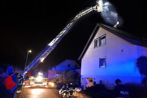 Beim Eintreffen der Einsatzkräfte trat starker Funkenflug aus dem Kamin des Einfamilienhauses in Winzenheim. © Heidi Sturm