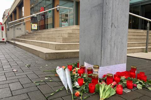 Passanten haben vor dem Krankenhaus Marienwörth Kerzen angezündet und Blumen niedergelegt. Foto: Rüdiger Lutterbach 