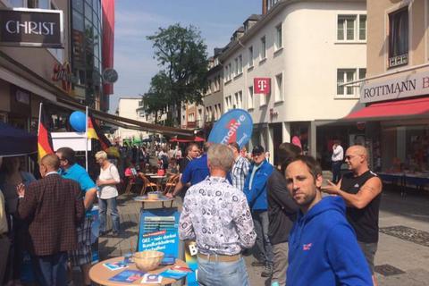 Am Stand der Junge Alternative (JA) in Bad Kreuznach wird Pfefferspray als Wahlgeschenk verteilt. Foto: Facebook 