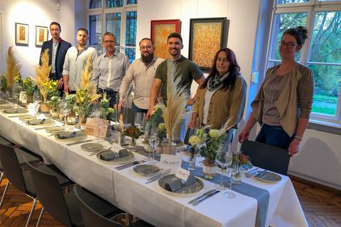 Museumsdirektor Marco van Bel (3. v. links) freut sich darauf, dass dank der Kooperation mit Sinan Ibis (Mitte) und weiteren lokalen Unternehmen im Puricelli-Salon bald auch gefeiert werden kann. 