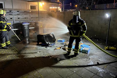 Die angerückten Feuerwehrkräfte konnten die brennende Mülltonne schnell löschen. Foto: Feuerwehr Bad Kreuznach