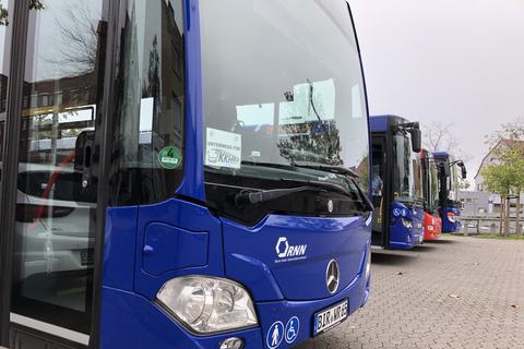 Busse der KRN warten am Europaplatz in Bad Kreuznach auf ihren nächsten Einsatz.
