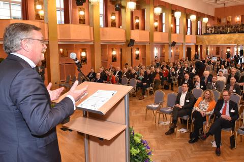 Prof. Frank Ulrich Montgomery, langjähriger Vorsitzender der Bundesärztekammer und derzeitiger Vorsitzender des Weltärztebundes, war prominenter Gastredner beim Wirtschaftstag der Regionalinitiative Rhein-Nahe-Hunsrück im Bad Kreuznacher Kurhaus.