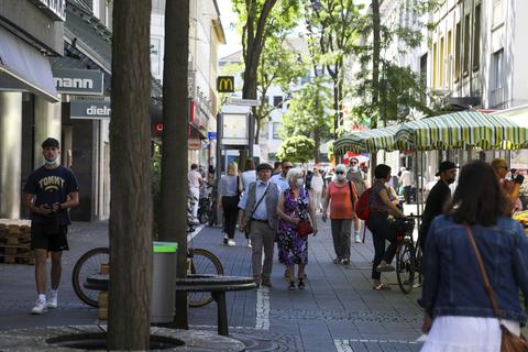 Einkauf mit und ohne Maske in der Innenstadt, hier in der Ernst-Ludwig-Straße. Foto: Guido Schiek