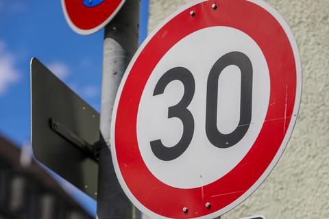 Geht es nach dem Deutschen Städtetag, dürften Kommunen Tempo 30 innerhalb der Ortsgrenzen zur Standardgeschwindigkeit machen. Momentan ist das noch Tempo 50.