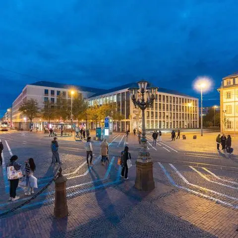An einer Straßenbahnhaltestelle auf dem Luisenplatz wurde an einem Abend im März ein 18-Jähriger durch Messerstiche verletzt. Seit Anfang Oktober steht ein 17-Jähriger wegen versuchten Mord vor einer Jugendkammer des Darmstädter Landgerichts.