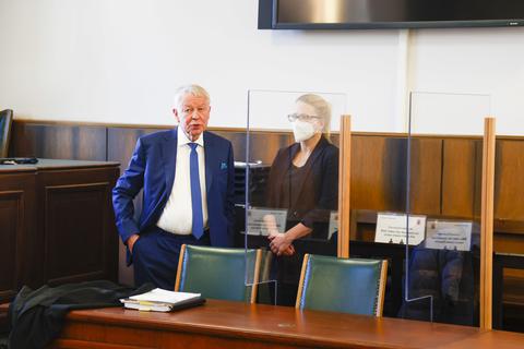 Anja Darsow und Anwalt Dr. Gerhard Strate.  Foto: Guido Schiek