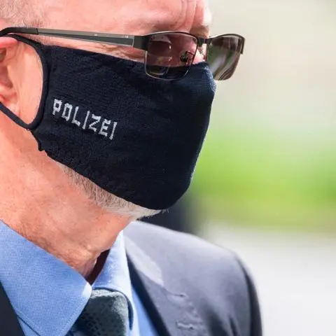 Jeder Polizist kann eine Maske tragen, er muss aber nicht.