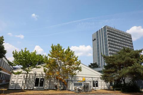 Neben der Mensa in der Schöfferstraße hat die Hochschule Darmstadt nun ein Zelt errichtet, um dort Prüfungen des Sommersemesters abzunehmen. Foto: Guido Schiek 