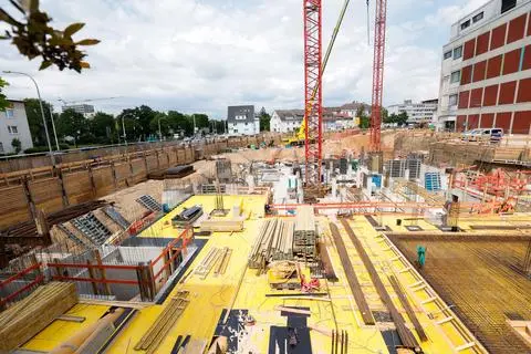 Hier entsteht Nachschub für den Immobilienmarkt. Auf dem früheren FTZ-Gelände an der Eschollbrücker Straße in Darmstadt werden Eigentumswohnungen gebaut. Das Areal heißt jetzt Herzoghöfe. Laut Investor sind schon 80 Prozent der 160 Einheiten verkauft.  Foto: Gudio Schiek