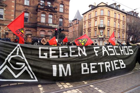 Corona-Protest und Gegenprotest in Darmstadt.  Foto: Andreas Kelm