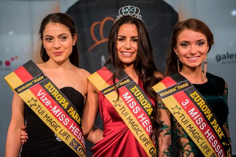 Gruppenbild mit Damen:  Saida Rovcanin, "Miss Hessen 2019", eingerahmt von Naima Diesner (links), "Vize Miss Hessen 2019" und der drittplatzierten Paulina Pläger. Foto: dpa 