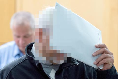 Der Vater gesteht, seine Tochter eigenhändig erwürgt zu haben. Wegen gemeinschaftlichen Mordes werden beide Elternteile zu lebenslanger Haft verurteilt. Archivfoto: dpa