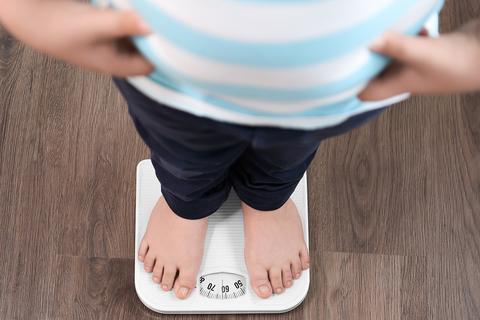 15 von 100 Kindern gelten als übergewichtig – vor Corona. Bewegungsmangel und falsche Ernährung lassen aber befürchten, dass der Anteil steigt.  Foto: Africa Studio - stock adobe