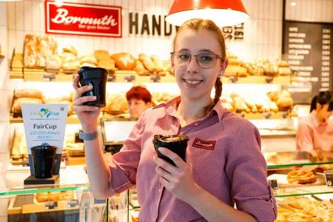 Ab Dezember gibt den Fair-Cup zum Mitnehmen auch in allen Bormuth-Geschäften in Darmstadt und dem Landkreis. Unser Foto zeigt Leiterin Kim Drews im "Weck" in der Schuchardstraße. 
