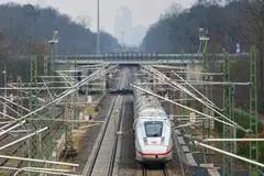 Auf der Riedbahnstrecke ist es zu einem Oberleitungsschaden gekommen (Symbolbild)