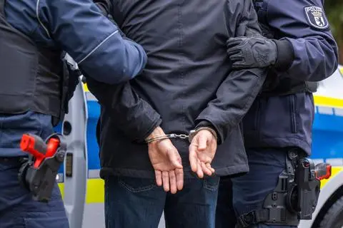 Zwei der mutmaßlichen Ladendiebe kann die Polizei festnehmen. (Symbolbild)