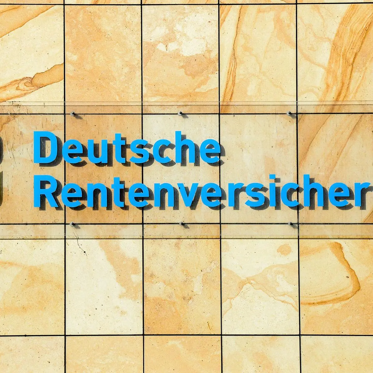 Schriftzug Deutsche Rentenversicherung an einem Gebäude