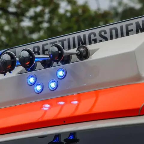 In Darmstadt ist ein einjähriger Junge aus dem Fenster gefallen und leicht verletzt worden. (Symbolfoto)