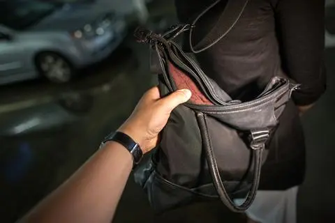 In der Mainzer Neustadt ist einer 20-jährigen Mainzerin auf dem Nachhauseweg die Handtasche gestohlen worden (Symbolbild).