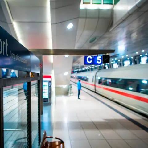 Ein herrenloses Gepäckstück ist Schuld daran, dass der Regionalbahnhof am Flughafen Frankfurt für etwa eine Stunde gesperrt werden musste. In dem Paket war nicht etwa eine Bombe, sondern offenbar ein Router, der per Post verschickt werden sollte.