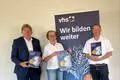 Landrat Heiko Sippe, Stefanie Zendel, Leiterin der Kreisvolkshochschule und Brendan Botheroyd, der für die Öffentlichkeitsarbeit und das Marketing der VHS steuert, stellen das neue Programm vor.