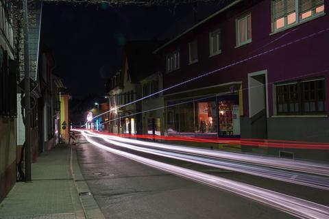 21.30 Uhr in Osthofen. Keine Menschen mehr zu sehen, Autos dafür um so mehr.  Foto: pakalski-press/Boris Korpak