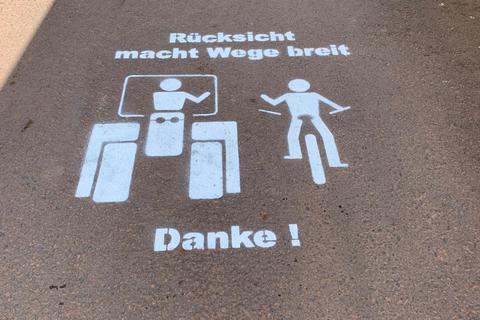 In Nierstein sorgen Sprühschilder auf den Wegen für die Sensibilisierung der Radfahrer und Wanderer. Ein Modell, das auch im Alzeyer Land eine Lösung sein könnte? Archivfoto: Tobias Staiger