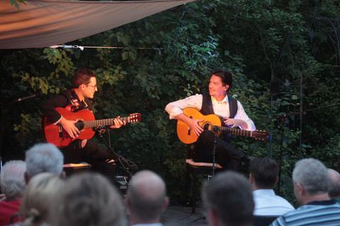 Mit ihrem virtuosen Gitarrenspiel begeistern „Café del Mundo“ die Besucher im Kulturgut.Foto: pa/Schmitz  Foto: pa/Schmitz