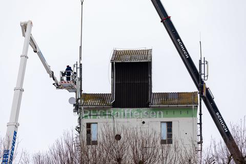 Diese Aufnahme zeigt den Abbau des bisherigen Funkmastes am alten Raiffeisen-Turm. Aller Voraussicht nach wird künftig ein neuer Mast vor den Toren Bechtolsheims für guten Empfang sorgen.    