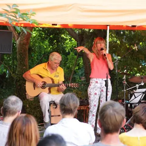 Das Duo Coolsville, Roland Kalus und Elke Diepenbeck, beim Auftakt des Rheinhessischen Kultursommers im Innenhof der Bechtolsheimer Kulturscheune.