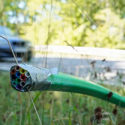 Seit 14 Monaten ragt an der Kreisstraße ein Kabel aus der Erde – die Glasfaserleitung muss noch unter Autobahn und Gleisen hindurch. Das könnte nun bald passieren.