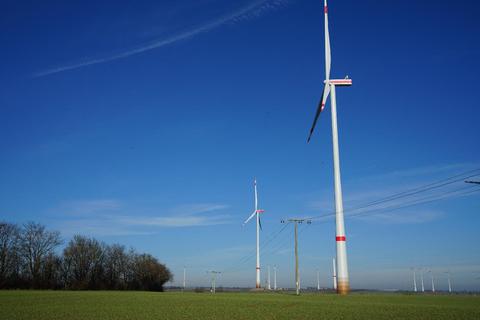 Mit einer Gesamthöhe von 241 Metern ragen die vier neuen Anlagen im Windpark Biebelnheim-Gabsheim in die Luft. Juwi