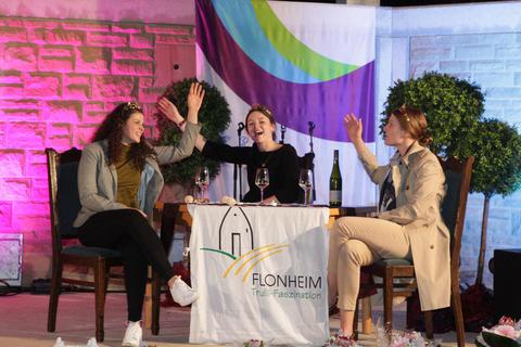 Beim Empfang präsentierten sich Weinkönigin Katrin Lang (v.l.), Weinprinzessin Juliane Schäfer und Weinprinzessin Luise Antonie Böhme bester Laune. Foto: Axel Schmitz/pakalski-press