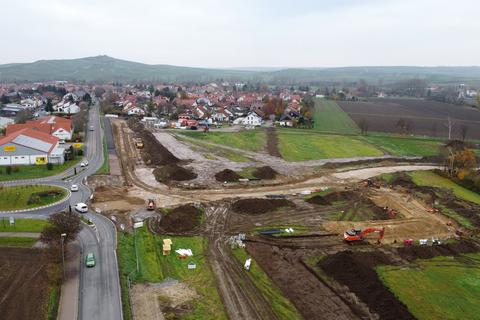 Zwischen Gau-Odernheim und Gau-Köngernheim entsteht ein Baugebiet mit 65 Grundstücken verschiedener Größe. Die Erschließung soll spätestens im Herbst 2023 abgeschlossen sein.