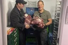 Sven Ulbrich (r.) und Thilo Umbach zeigen das Fleisch des Rindes, das auf den Weideflächen der Stiftung „Bienenelfe“ gelebt hatte und nun verarbeitet werden kann.
