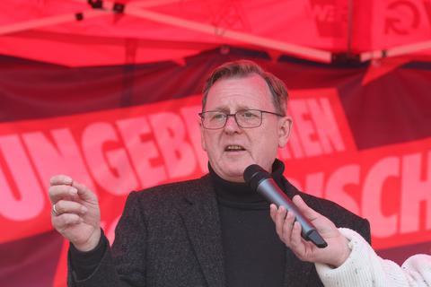 Thüringens Ministerpräsident Bodo Ramelow (Die Linke), spricht hier bei der Kundgebung des DGB am 1. Mai in Gera. Bei der Feier zum 300-jährigen Bestehen der Evangelischen Kirchengemeinde Nieder-Wiesen wird er als Ehrengast erwartet.       