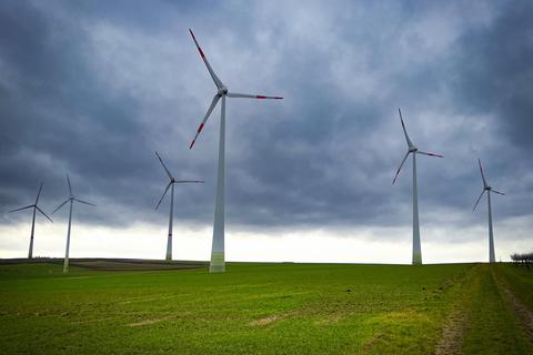 70 Windenergieanlagen gibt es bereits im Bereich der Verbandsgemeinde Alzey-Land, die meisten im mittleren und südlichen Bereich. Der Nordosten ist eher unterversorgt. Das soll sich nun ändern. Archivfoto: Sascha Kopp