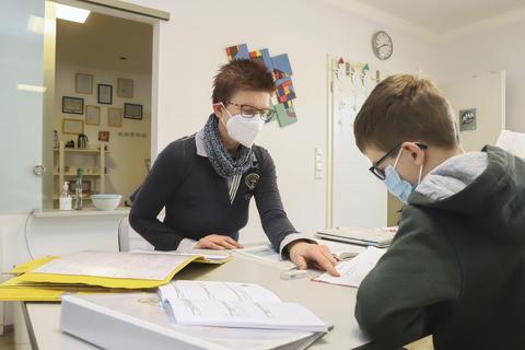 Martina Feistel ist Inhaberin der „Praxis für Lerntraining & Mentale Fitness“ in Mettenheim. Seit Beginn der Corona-Pandemie unterstützt sie auch ehrenamtlich Familien bei der Bewältigung des Homeschoolings. Foto: pakalski-press/Andreas Stumpf