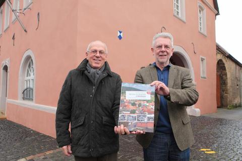 Es ist vollbracht: Bernhard Krämer (l.) und Friedrich Janz mit dem Band vor dem Rathaus.Foto: photoagenten/Axel Schmitz   Foto: photoagenten/Axel Schmitz 