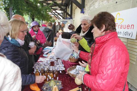 Ein paar Gläser Marmelade? Natürlich kann man beim Herbstmarkt auf dem Wißberg fündig werden.Foto: photoagenten/Axel Schmitz  Foto: photoagenten/Axel Schmitz