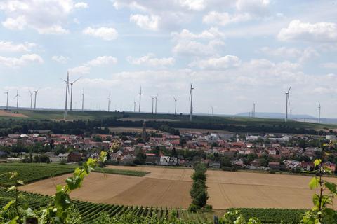 Der Windpark Gau-Bickelheim könnte über eine neue Einspeisestation Windstrom für JuWö liefern. Die Wöllsteiner streben deshalb eine Kooperation an. Archivfoto: pakalski-press / Axel Schmitz: