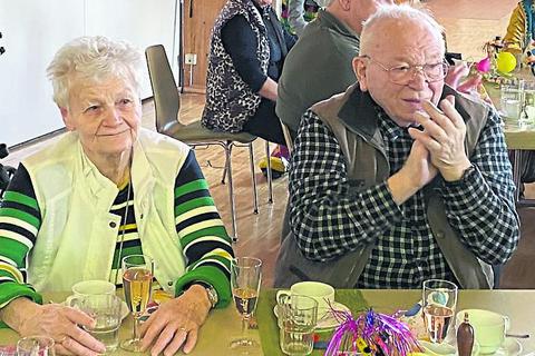 Das Ehepaar Hildegard und Winfried Brühl bei der Verabschiedung aus dem Helferteam des Seniorenclubs. Foto: Peter Gebhardt