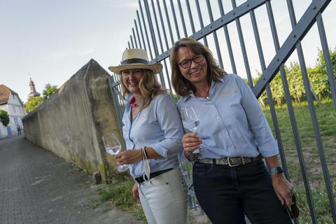 Seit 2010 arbeiten Anke Schneider (links) und Gabriele Berges-Fehlinger zusammen. Ihr touristisches Angebot fiel nahezu vollständig der Corona-Pandemie zum Opfer. Nun wagen beide den Neuanfang. Foto: hbz/Stefan Sämmer